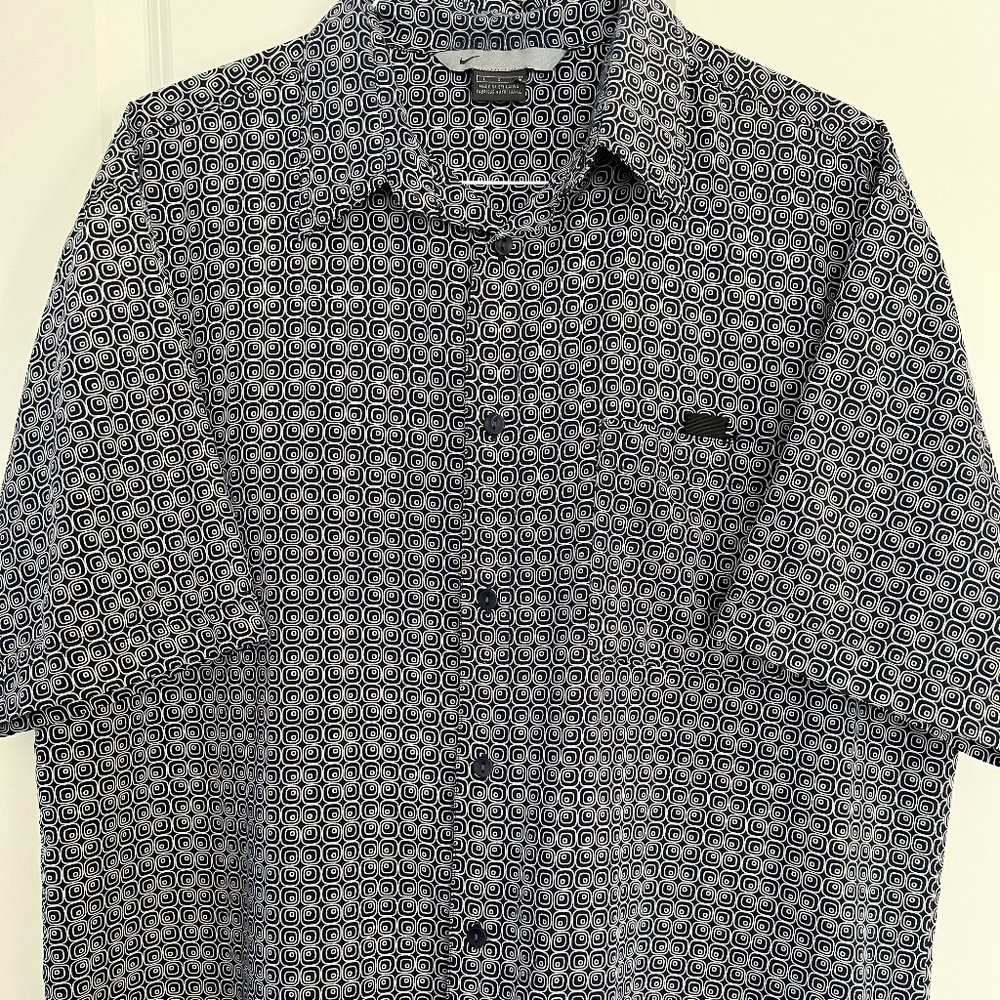 Nike L Mens light weight Golf/Casual button up shirt